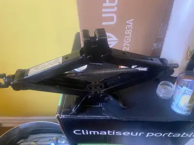 I'm selling a used scissor jack, capable of lifting up to 600 kg (1330 lbs). It's in good working co...