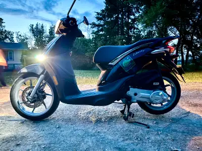Ultimate COMMUTER or cottage/camp bike!! 2022 Piaggio w/4520 km, 50cc motor, Automatic cvt Transmiss...