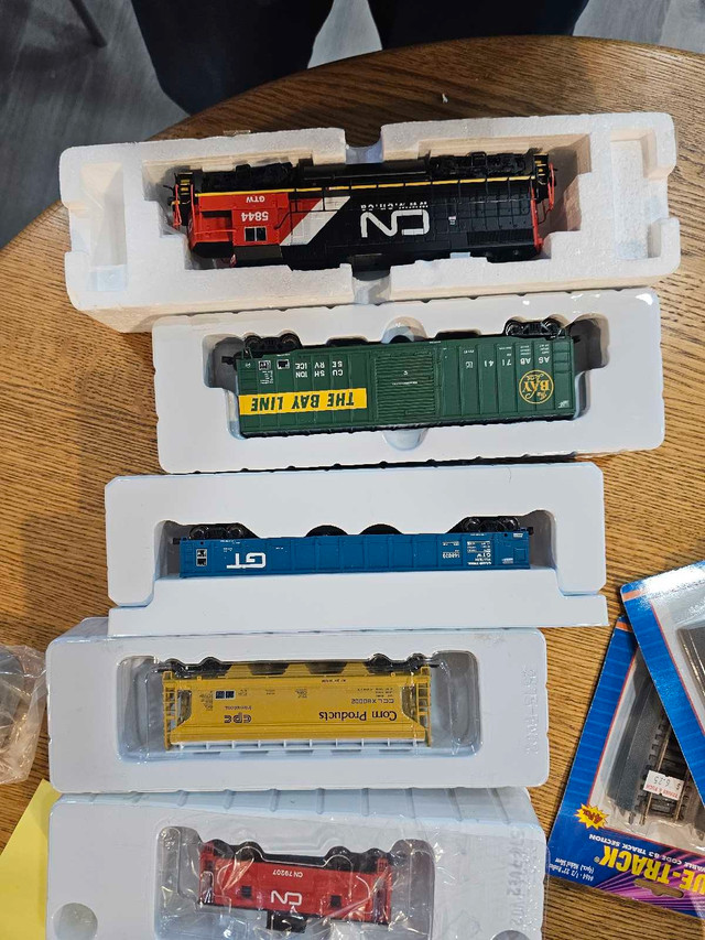 Atlas HO Scale train set in Hobbies & Crafts in Medicine Hat - Image 4