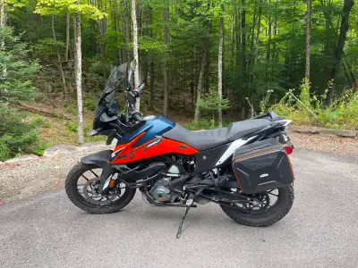 Very lightly used bike, comes with two different windshield heights, attached panniers, and a few ac...