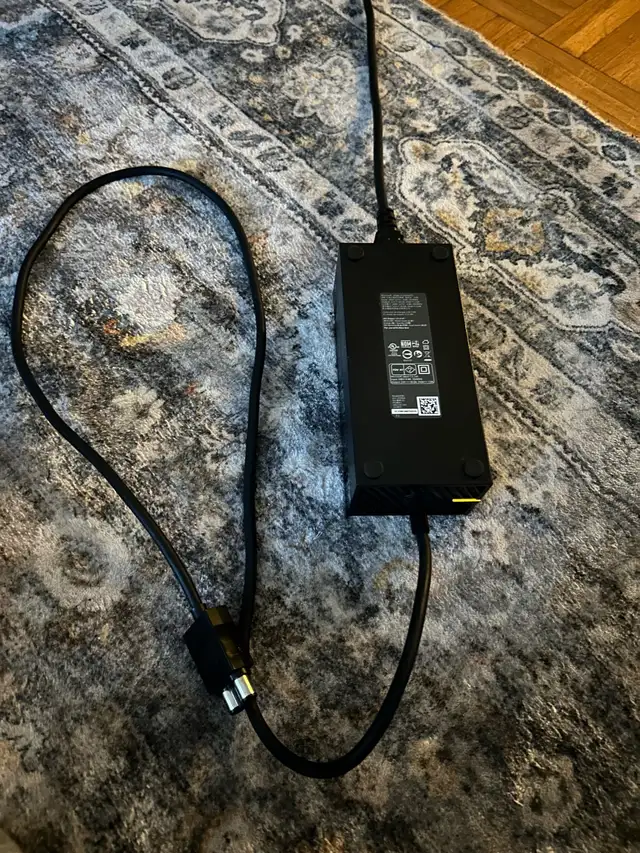 Xbox 1 with 2 controllers and all cables  in XBOX One in City of Montréal - Image 4