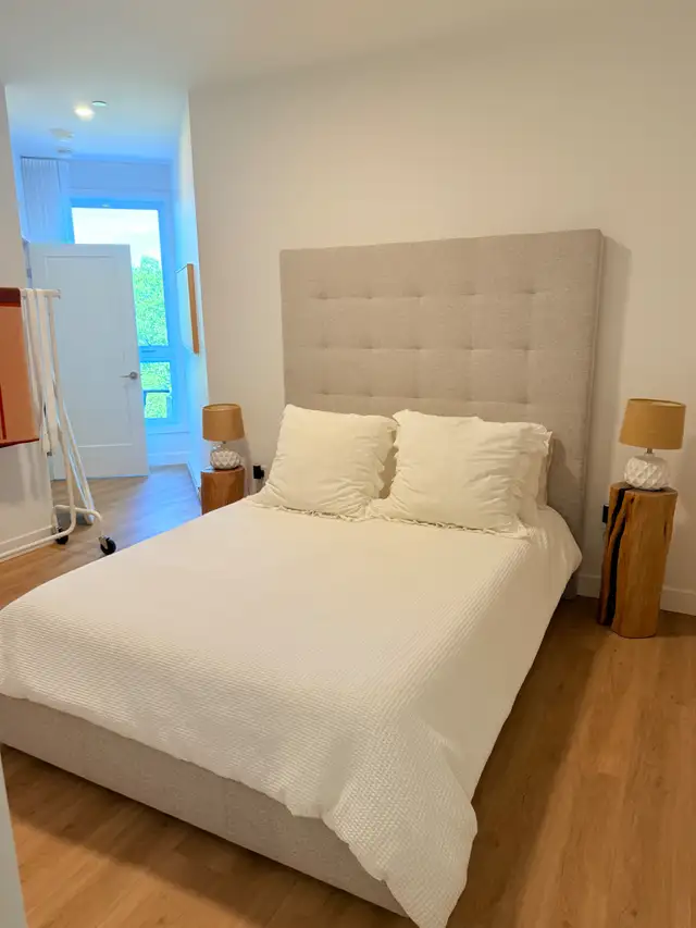 Base de lit Jaymar Grandeur Queen avec tiroirs latérales in Beds & Mattresses in City of Montréal - Image 4