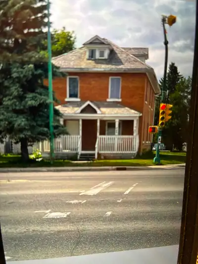 Newly renovated street level one bedroom suite on west hill, full four piece bathroom, new appliance...