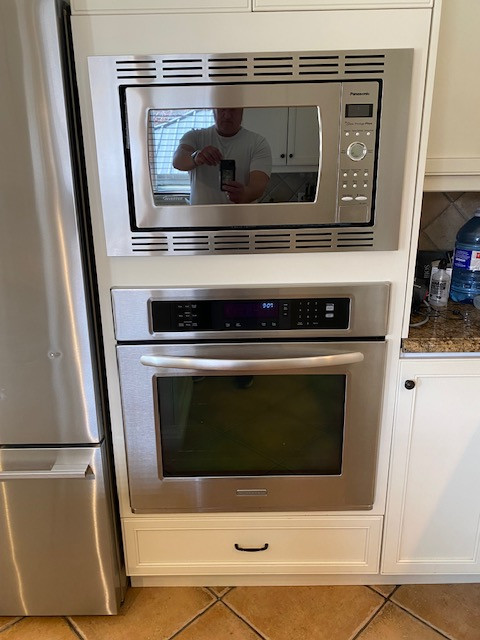 Wallmounted Microwave (Panasonic) and Oven (KitchenAid) dans Fours à micro-ondes et cuiseurs  à Ville de Montréal