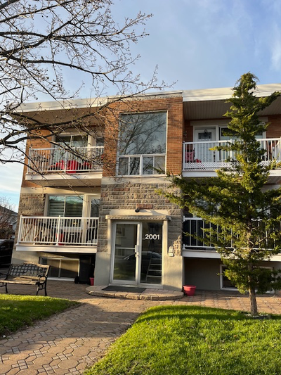 Très beau grand 5 ½ au niveau 3e étage avec balcon, 3 chambres, bien entretenu, libre à partir du 1e...