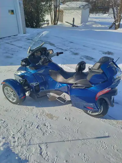 Spyder rt sm5.Pret pour la saison.Tres bien entretenue A1.Manuel 5 vitesse.Pneu et freins arrière ne...