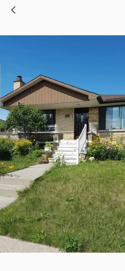 51/2 haut Bungalow. Laval des rapides. Proche métro cartier. Plancher bois et céramique. Non chauffé...