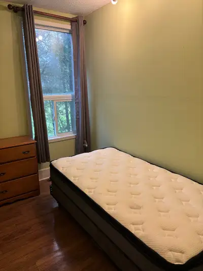 Room available in Port Colborne. For single person only. Minutes away from the hospital and downtown...