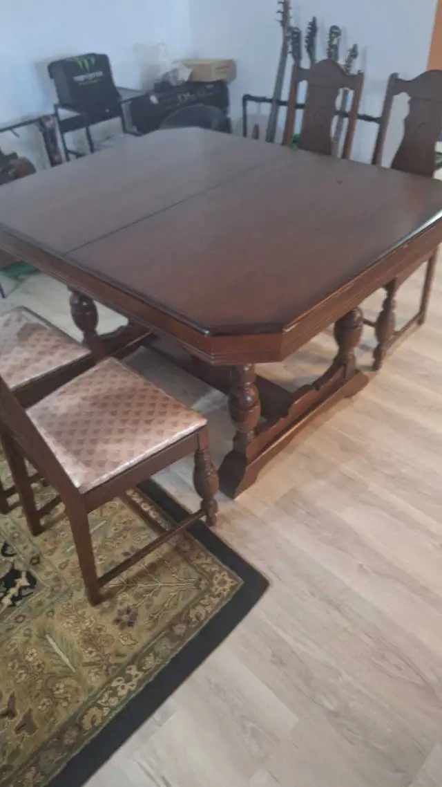 Real wood dining table set with 5 chairs in Dining Tables & Sets in Mississauga / Peel Region - Image 2