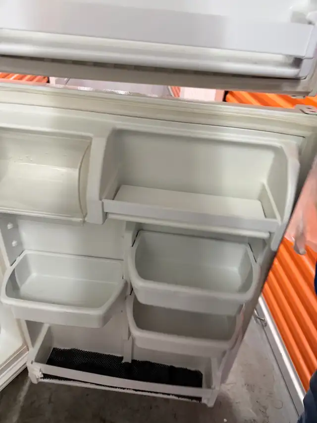 whirlpool fridge in Refrigerators in City of Montréal - Image 5