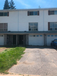 ELLIOT LAKE: 3 Bedroom Townhouse for rent steps to beach