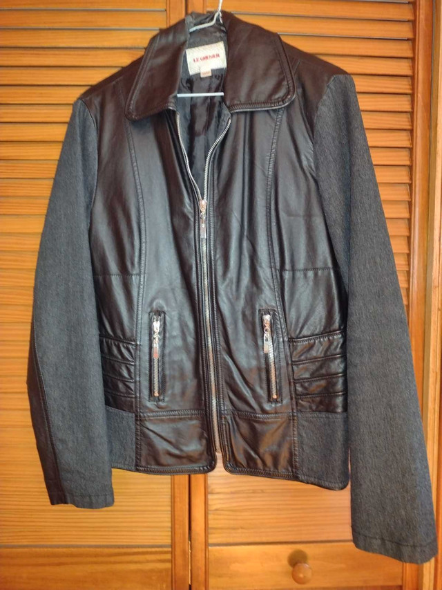 Manteau noir "Le Grenier" dans Femmes - Hauts et vêtements d'extérieur  à Laurentides
