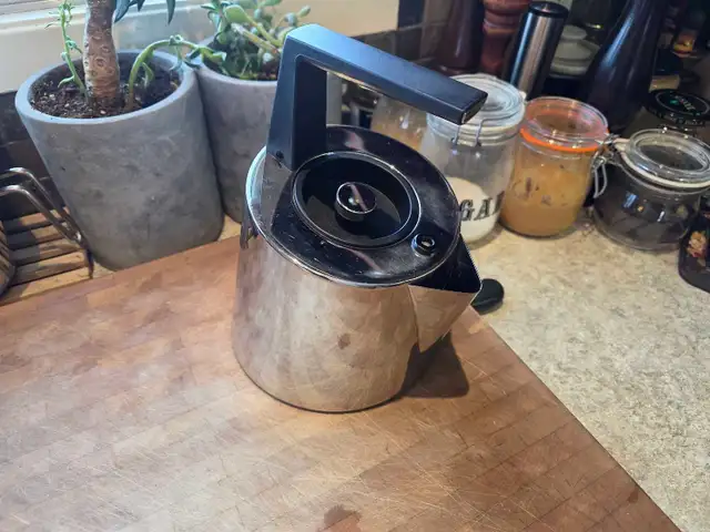 Bugatti Via Roma 1.4L Polished Kettle 89-7092 in Kitchen & Dining Wares in Edmonton - Image 3