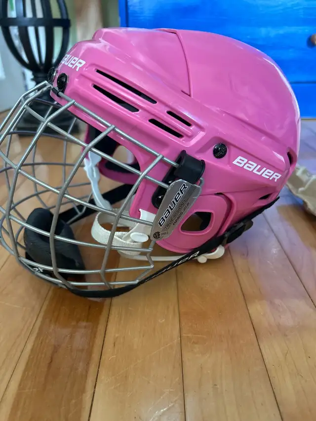 12y-2 adjustable skates and helmet in Skates & Blades in Ottawa - Image 4