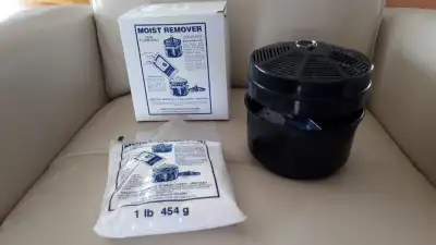 CONTENANT PERMETTANT D'ENLEVER L'HUMIDITÉ DANS LA ROULOTTE OU AU CHALET. NEUF VOIR MES AUTRES ANNONC...