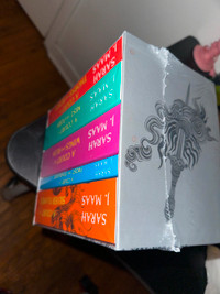 A court of thorns and roses boxed set