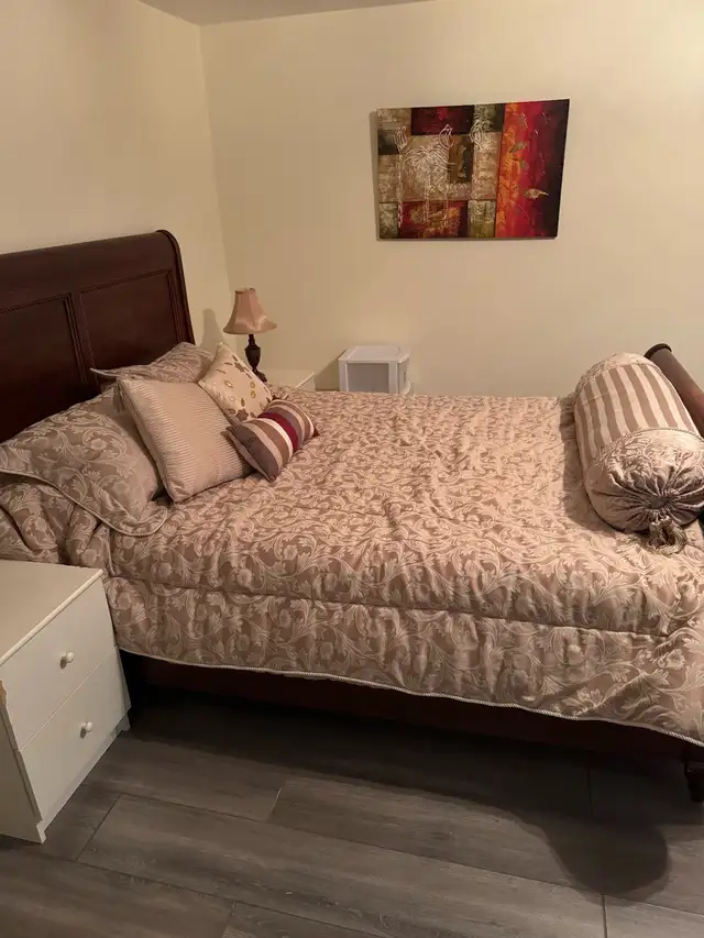 Lit Queen (base et matelas) in Beds & Mattresses in City of Montréal - Image 3
