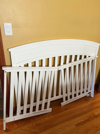 Baby crib in white