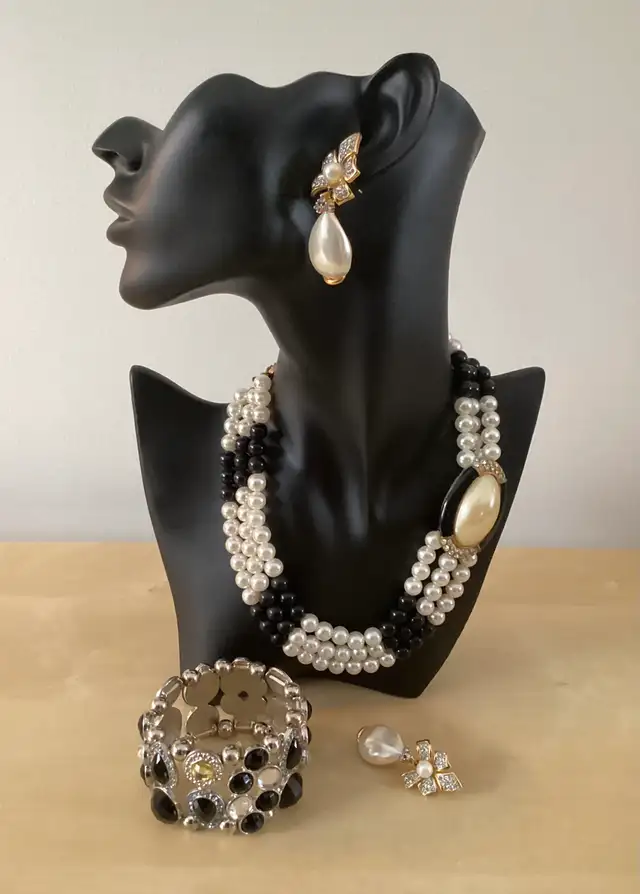 Stunning VTG Statement Earrings/Offset Necklace/Stretch Bracelet in Jewellery & Watches in West Island - Image 2