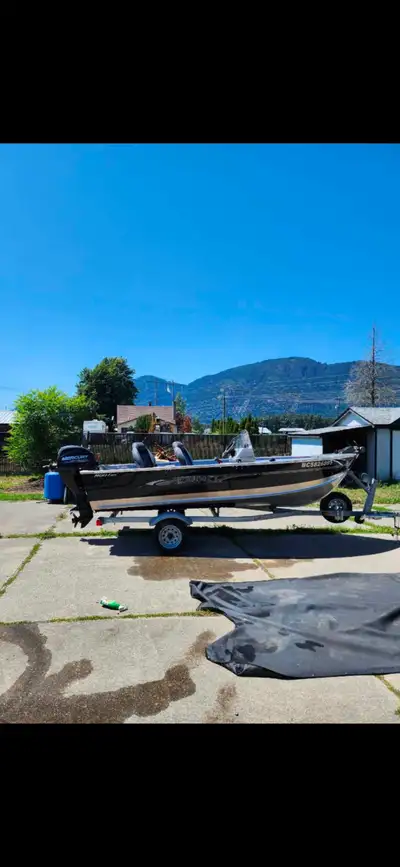 Lund fury 1400 witj ezload trailer. Very low hours on motor. Livewell, storage, downriggers, 30 HP M...