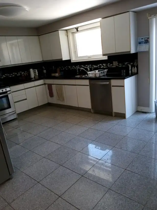 Richmond Hill second floor room for rent