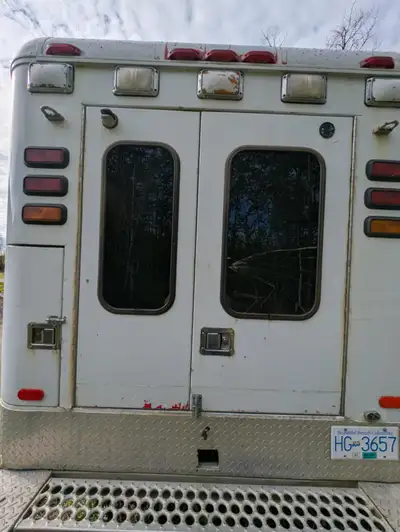 1999 E350 ford EX ambulance. Fair condition. Diesel, 7.3 litre. Runs and drives fine, brakes are on...