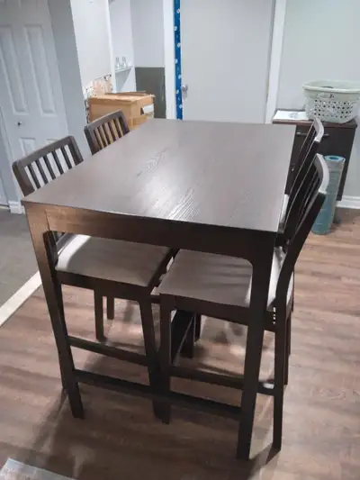 ***English follows Table haute EKEDALEN d'IKEA avec quatre tabourets (ensemble complet). Petits sign...