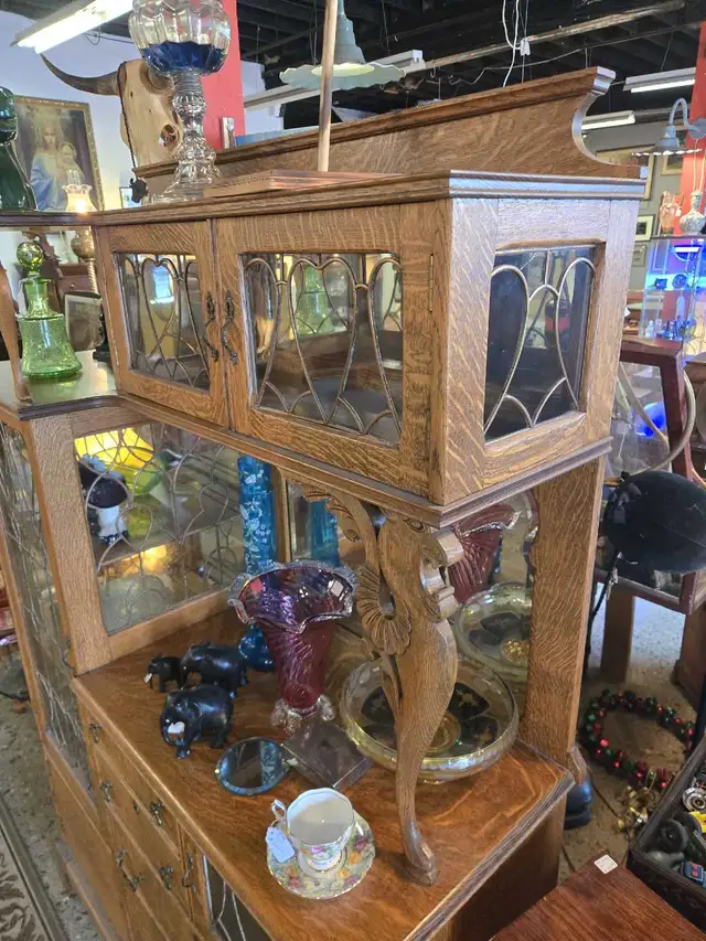 Antique oak  China Cabinet in Hutches & Display Cabinets in City of Toronto - Image 4