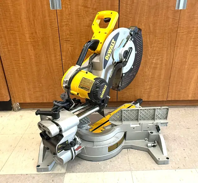 DeWalt DW718 12” Dual Bevel Sliding Compound Miter Saw $399 in Power Tools in Mississauga / Peel Region - Image 7