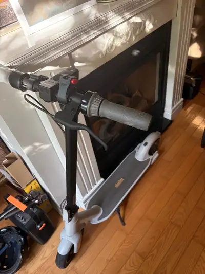 Cette trottinette électrique Ninebot est en excellente condition et prête à vous accompagner dans to...