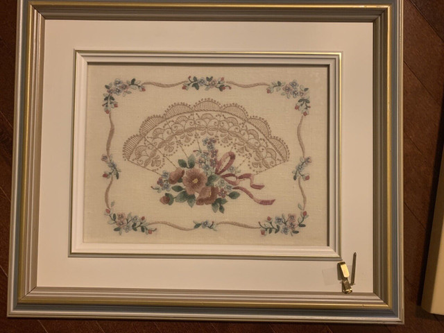 Lovely Framed Embroidery, Floral/Fan  pattern in Home Décor & Accents in City of Montréal