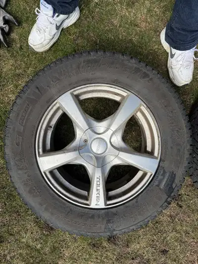 17 inch winter tires and Aluminum Rims Off of a Hyundai Santa Fe XL Limited edition. 5x114.3 mm (als...