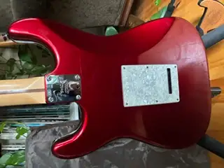 2012 Fender American Standard Stratocaster – Candy Cola Red in Guitars in Ottawa - Image 7