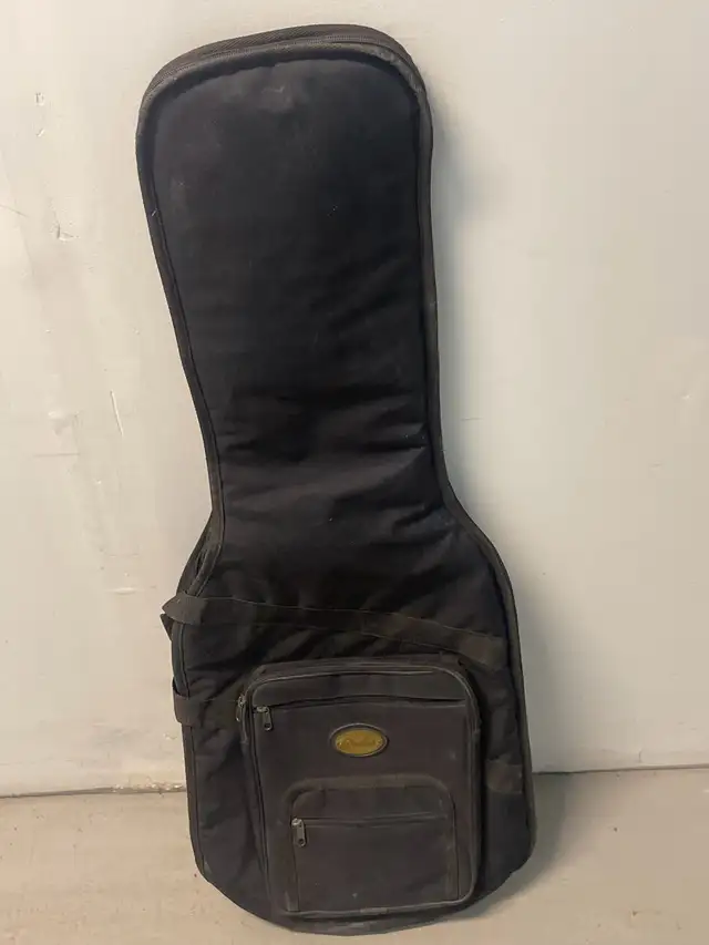 Fender Guitar Case in Guitars in City of Montréal - Image 3
