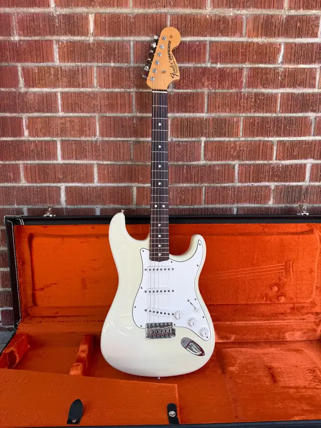Fender Custom Shop 1969 Stratocaster in Guitars in Windsor Region - Image 3