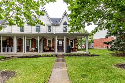 This well-maintained townhouse offers three comfortable bedrooms, perfect for students looking for a...