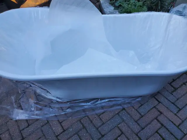 Clawfoot bathtub585553100491335681