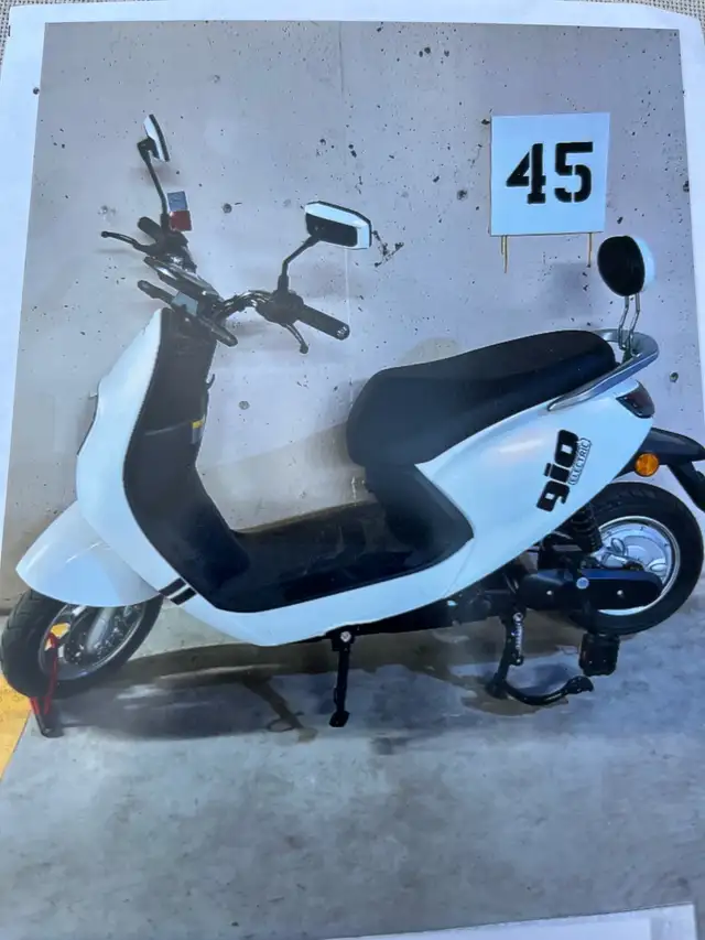 Gio Royal Scooter/Electric Bike in Scooters & Pocket Bikes in Winnipeg - Image 6