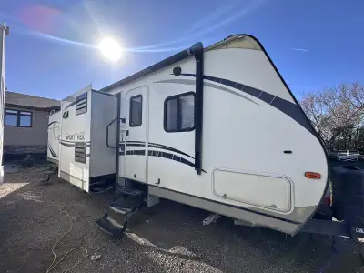 2014 Bunkhouse Sleeps 10 Outdoor kitchen 32 foot 300 watt solar panel 2500 watt inverter 3 slides Ki...