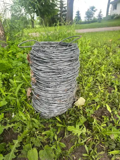 4ft wire and a part roll of barbed wire. Please Contact for more info.