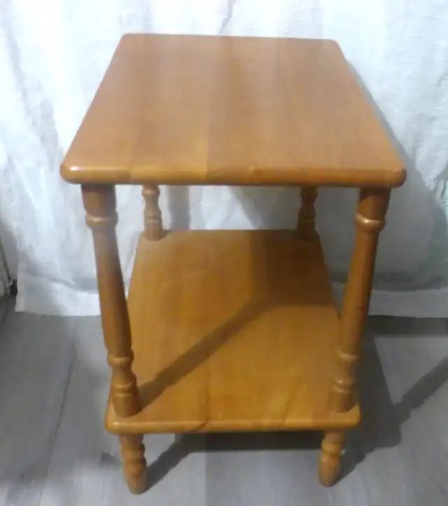 2 Tier OAK TABLE Side Table Plant StandExcellent conditionIt64645239807619123