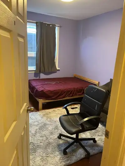 Address: 473 Bathurst St Intersection: College/Bathurst 1st floor room with private bathroom, en-sui...