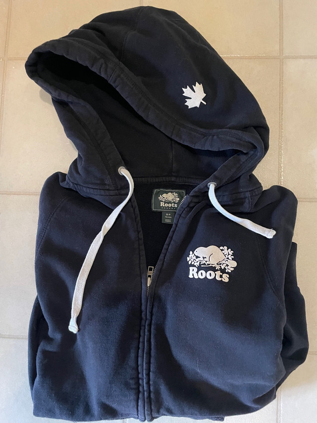 Roots hoodie size small • black Smoke free home Pickup Callander in Women's - Tops & Outerwear in North Bay - Image 2
