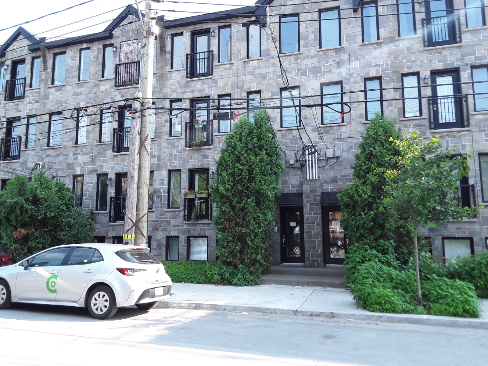 Superbe Condo 4 ½ Insonorisé – Ville-Marie Metro Frontenac — photo 1