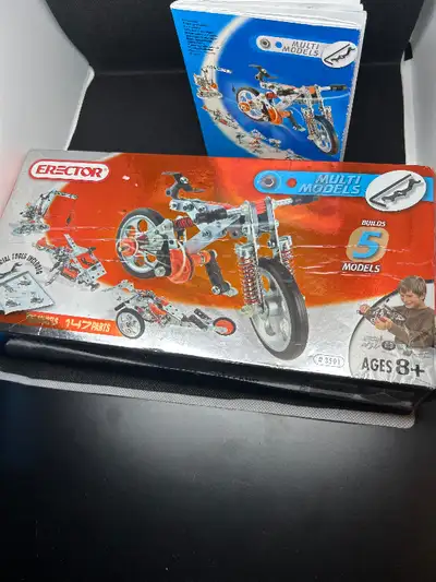 Meccano Erector 5 Models Age 8+ and parts Might be missing parts did not count but should have most...