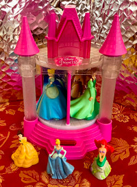 Carroussel 3 Princesses Disney Tourne et lumineux 30$