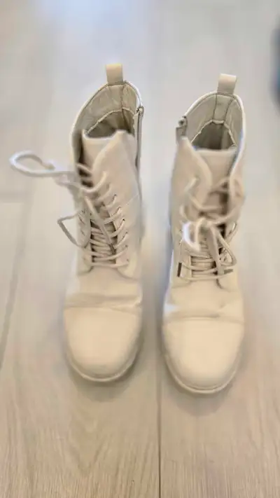 Step out in style with these fashionable and gently worn off-white ankle boots, perfect for adding a...