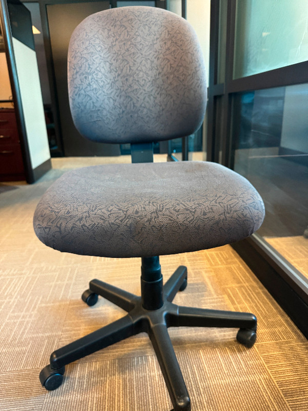 Office Chair, ergonomics, rotating in Chairs & Recliners in Calgary - Image 2
