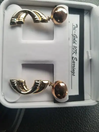 New Gold Earnings(10K) - Still in its original case as shown on the picture. Only $375.00 Please tex...