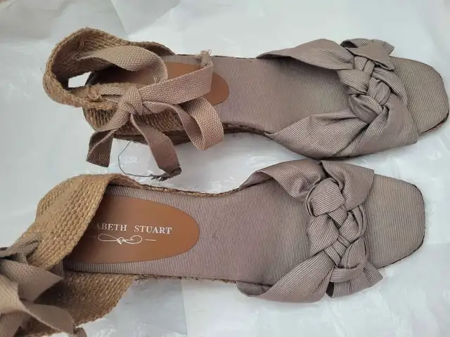 Elizabeth Stuart Beige Wedge Heel Sandals Wrap Open Toe Size 10 in Women's - Shoes in City of Toronto - Image 3